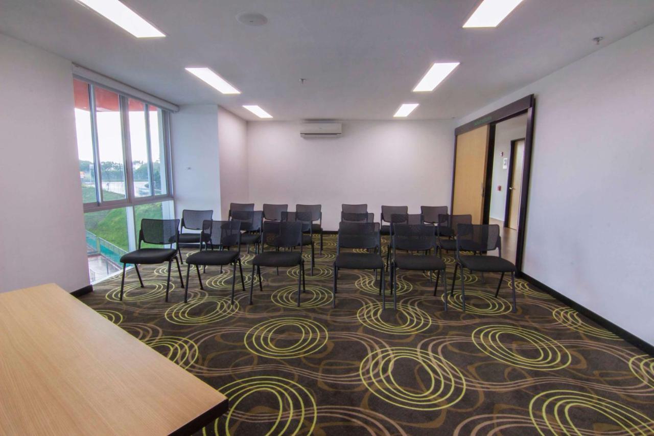 Sonesta Hotel Pereira Cerritos Exterior photo A meeting room at the National Institute of Education