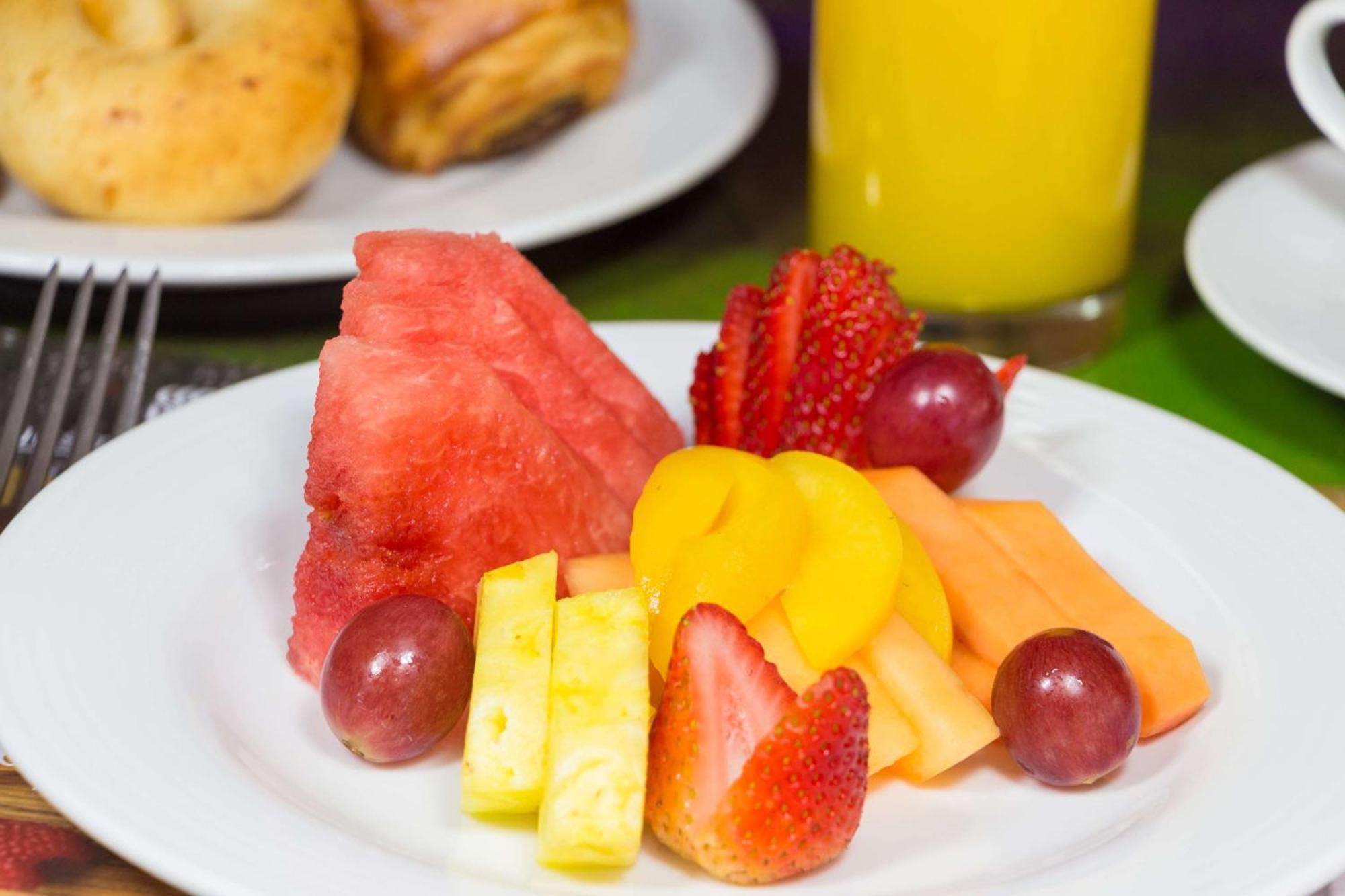 Sonesta Hotel Pereira Cerritos Exterior photo Fruit salad